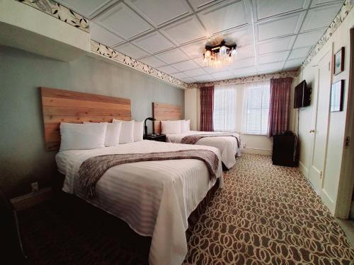 Кровать или кровати в номере Hotel Nevada & Gambling Hall