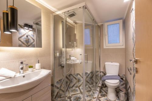 een badkamer met een douche, een toilet en een wastafel bij Ports Crossroad A in Piraeus