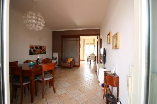 een woonkamer met een tafel en een eetkamer bij Sibilla appartamento in Napels