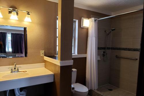 W łazience znajduje się umywalka i prysznic. w obiekcie Sunset Inn Historic District St. - St. Augustine w mieście St. Augustine