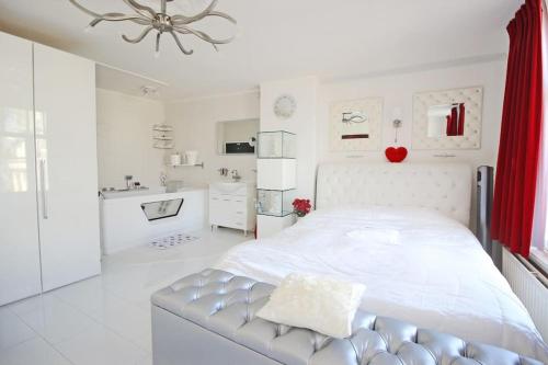 Giường trong phòng chung tại White Luxury Penthouse in City Centre