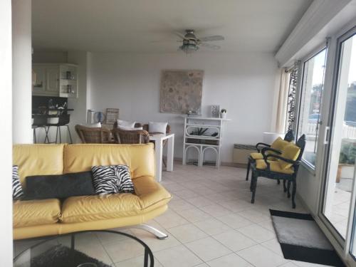 Ein Sitzbereich in der Unterkunft Appartement terrasse esprit loft vue sur mer