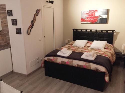 カステルヌオーヴォ・デル・ガルダにあるMoro Dal Castel - Appartamento Al Moroのベッドルーム1室(ベッド1台、タオル2枚付)