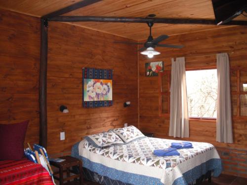 Tempat tidur dalam kamar di Cabañas El Paraiso