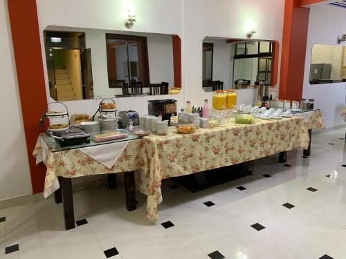 uma mesa com comida numa sala em Azul Real em Oruro