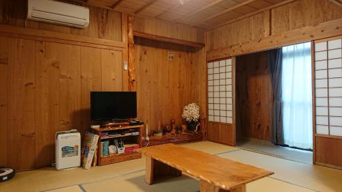 TV a/nebo společenská místnost v ubytování Cottage Yakusugi House