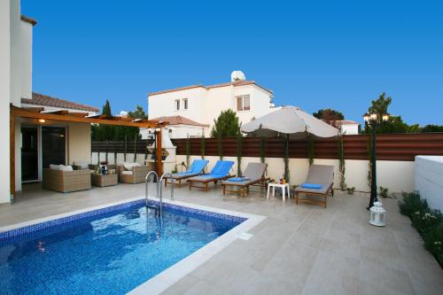 Swimmingpoolen hos eller tæt på Villa Carmel