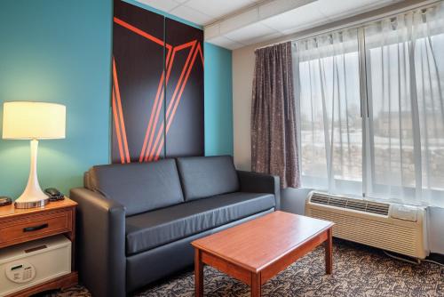Ein Sitzbereich in der Unterkunft Elevation Inn & Suites, Trademark Collection by Wyndham