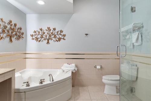 Ein Badezimmer in der Unterkunft Elevation Inn & Suites, Trademark Collection by Wyndham