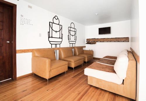 sala de estar con 2 sofás y sofá en AlterNative Hostels, en Cuenca