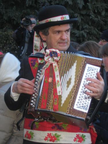 a man playing an accordion in a crowd of people at Bed & Breakfast Barba Bertu in Frassino