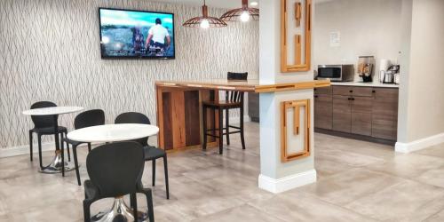 Kuchyň nebo kuchyňský kout v ubytování Arya Inn and Suites