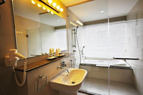 Bilik mandi di Parinda Hotel