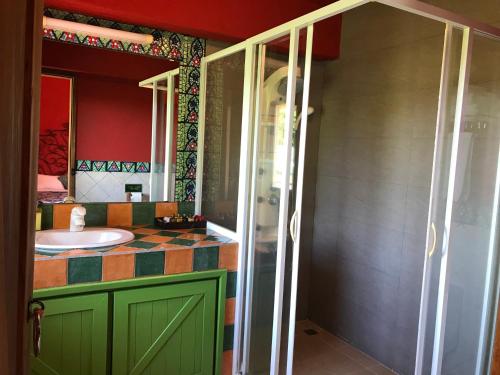 un bagno con lavandino e specchio di Wishingwell B&B a Donghe