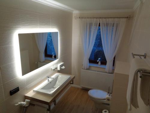 Koupelna v ubytování Hotel Garni Eichhornkobel