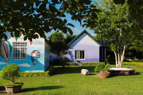 a house with a mural of a hot air balloon at XinFu Traveler Inn in Taiping