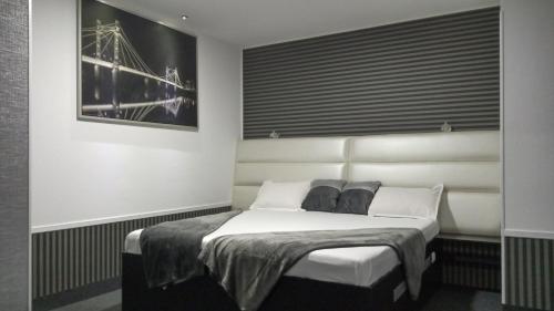 ブカレストにあるHello Villaのベッドルーム(白いシーツを使用した大型ベッド1台付)