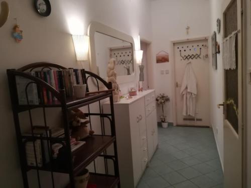 Habitación con pasillo con espejo y estante en Violetta apartmanlakás, en Hévíz