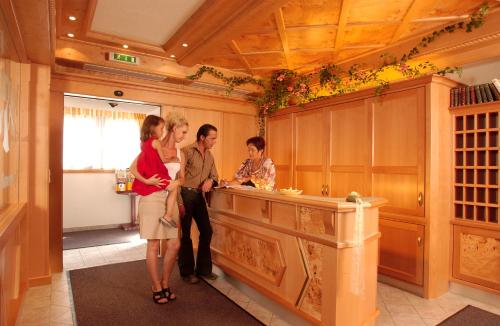 a group of people standing at a kitchen counter at All Inclusive Hotel Bachmayerhof in Uderns