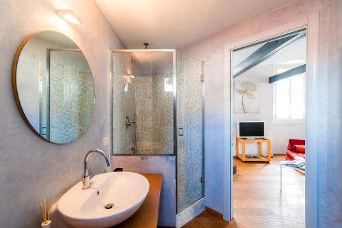 Ванна кімната в Antica Via Volta - The House Of Travelers