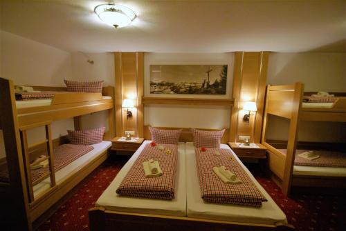 a room with two bunk beds in a room at All Inclusive Hotel Bachmayerhof in Uderns