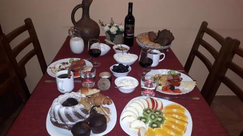 Makanan di atau berdekatan rumah tamu ini
