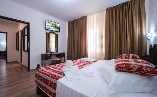 Posteľ alebo postele v izbe v ubytovaní Hanul Hora Romaneasca- camere de inchiriat