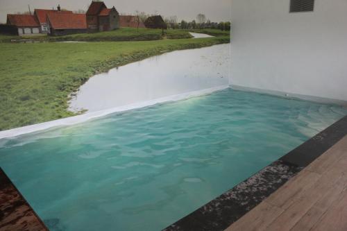 una piscina d'acqua sul pavimento di una casa di De Landweg a Tielt