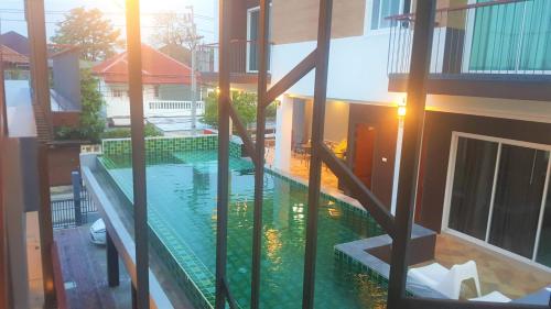 una piscina en medio de un edificio en Ricco Suvarnabhumi en Bangkok