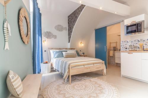 a bedroom with a bed and a kitchen at Miramare love nest 5terreparco in Riomaggiore