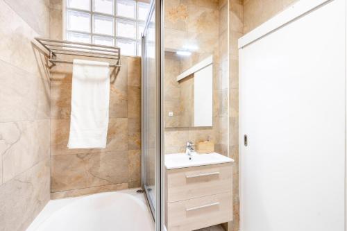 a bathroom with a shower and a sink at Apartamento 1º de Maio in Tavira
