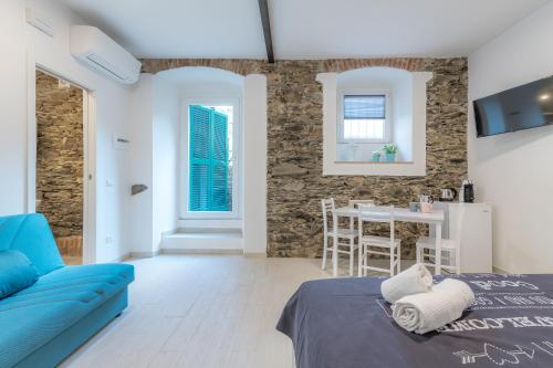 salon z niebieską kanapą i stołem w obiekcie Il Giardino di Riomaggiore Suite w mieście Riomaggiore