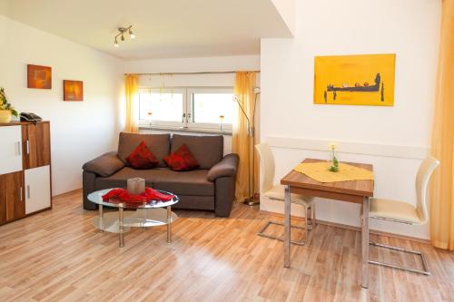 ein Wohnzimmer mit einem Sofa und einem Tisch in der Unterkunft Haus Lindenfeld in Ruhstorf