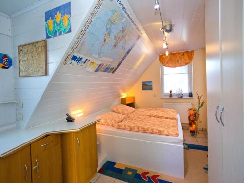 sypialnia z łóżkiem z białą ścianą w obiekcie FeWo Weltenbummler w mieście Dorum