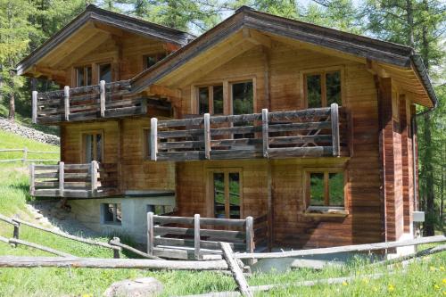 Cabaña de madera con balcones en un lateral en 3-Schlafzimmer Chalet Eichhorn****, Saas Fee 1800m, en Saas-Fee