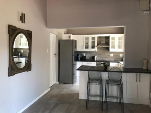 Η κουζίνα ή μικρή κουζίνα στο Lauradale Accommodation