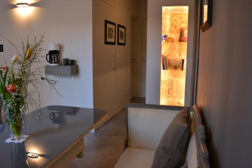 uma sala de jantar com uma mesa e uma cadeira em Valuan Luxury Home em Palermo