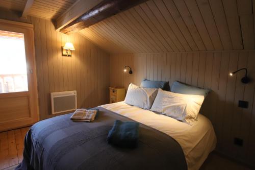 Ένα ή περισσότερα κρεβάτια σε δωμάτιο στο Sous les Ecotagnes