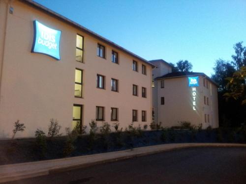 a building with a sign on the side of it at ibis budget Marne la Vallée in Saint-Thibault-des-Vignes