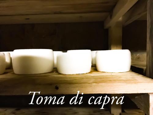 a row of white towels sitting on a wooden table at Agriturismo B&B Chèvres à Cheval in Aosta