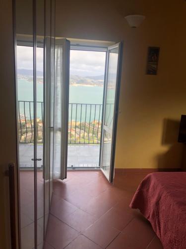 een slaapkamer met uitzicht op de oceaan vanaf een deur bij La Finestra sul mare in La Spezia