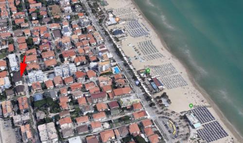 widok z lotu ptaka na plażę z domami i wodą w obiekcie Donatella Mare w mieście Tortoreto Lido