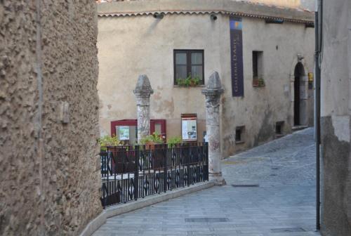 an alley with a fence in front of a building at Bed & Breakfast StudioArcodia- in San Marco dʼAlunzio