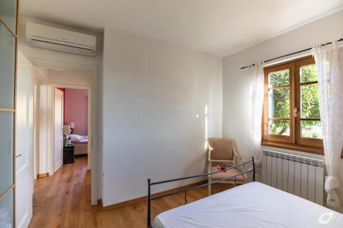 Ένα ή περισσότερα κρεβάτια σε δωμάτιο στο Villa Miramare Camaiore with pool