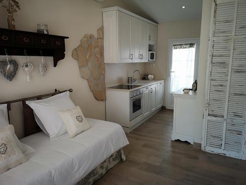 カンヌにあるB&B Villa Blancheの小さなベッドルーム(ベッド1台付)、キッチンが備わります。