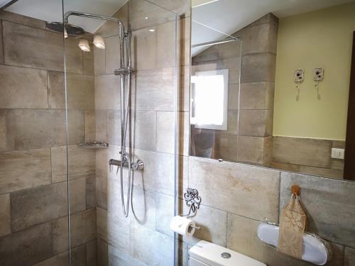 ein Bad mit einer Dusche und einer Glastür in der Unterkunft B&B Villa Blanche in Cannes