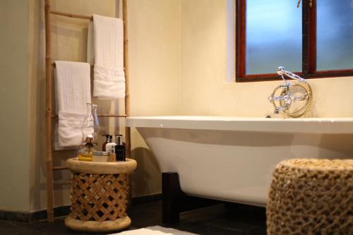 Bilik mandi di Ivory Wilderness River Rock Lodge