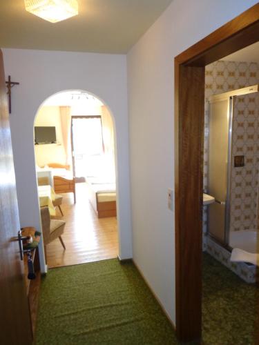 einen Flur mit einem Zimmer mit einem Wohnzimmer in der Unterkunft Gasthof - Pension Schamberger in Neukirchen beim Heiligen Blut