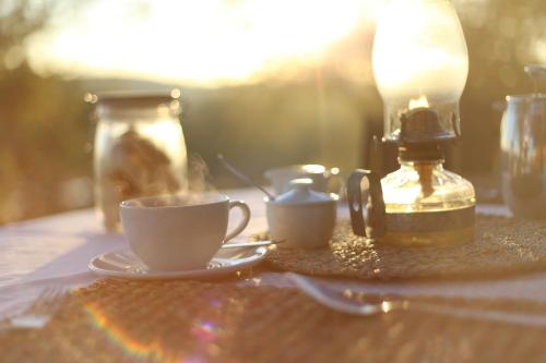 Kemudahan buat kopi dan teh di Ivory Wilderness River Rock Lodge