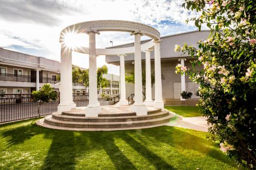 a gazebo in the yard of a building at Hotel Santorian in Hermosillo
